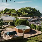 Neptune Sea House - Beachfront